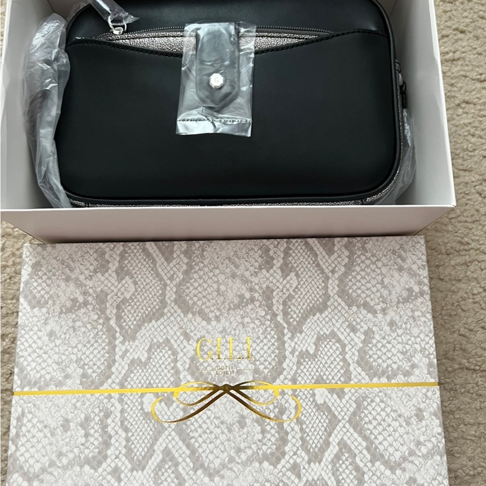 GILI Leather Crossbody Purse
With Wallet
Brand New
Genuine Leather
